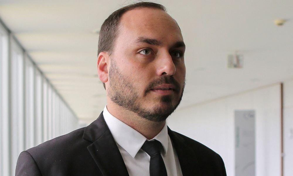 Carlos Bolsonaro ataca Tarcísio e ironiza discurso sobre 'CEO'