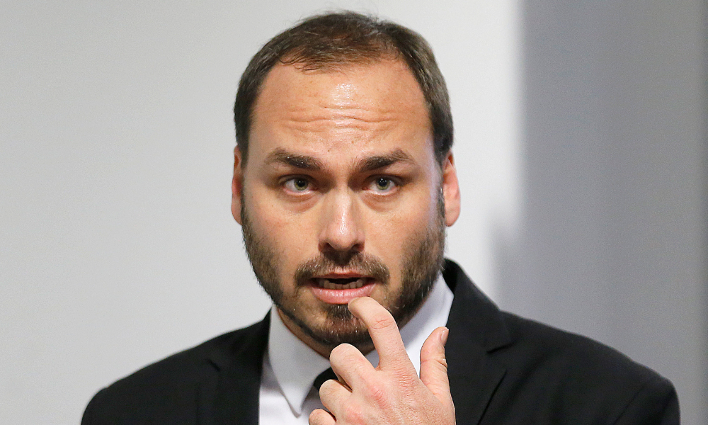 Carlos Bolsonaro ataca Moraes sobre transferência de Jair Bolsonaro