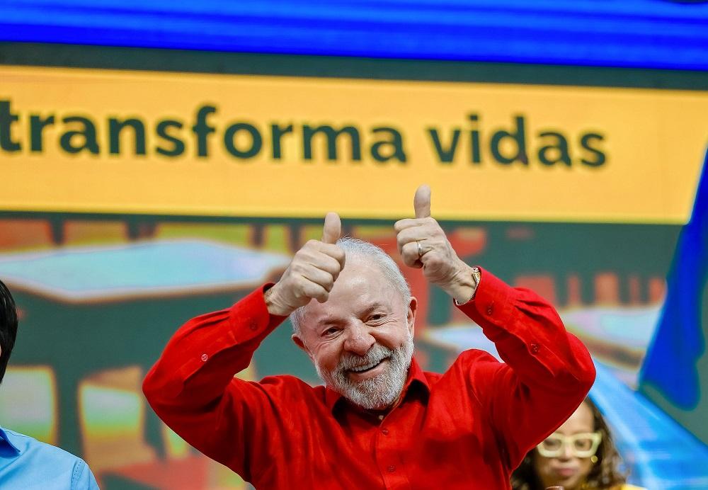 Lula sanciona polêmico programa de bolsas para professores com vínculo obrigatório ao serviço público