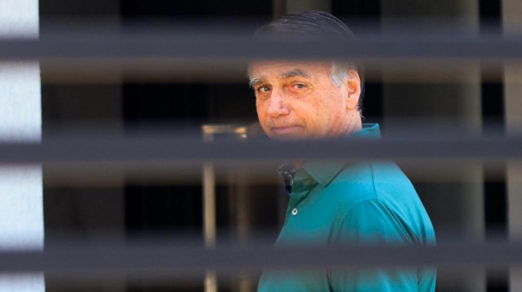 Defesa de Bolsonaro insiste em prisão domiciliar no STF com alegações de saúde