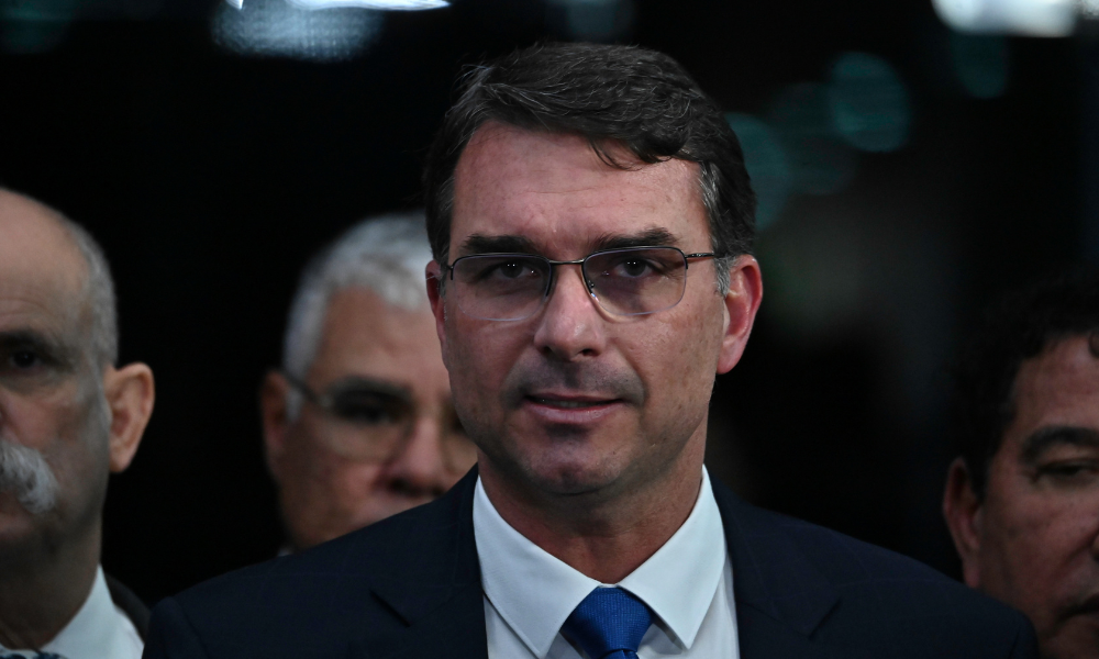 Flávio Bolsonaro questiona Moraes sobre transferência de Bolsonaro