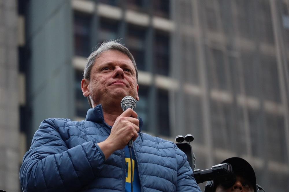 Moraes autoriza visita de Tarcísio a Bolsonaro na Papudinha