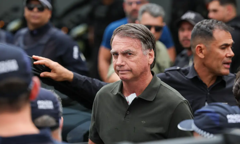 PF fornece protetores auriculares a Bolsonaro para abafar ruído de ar-condicionado; família critica condições