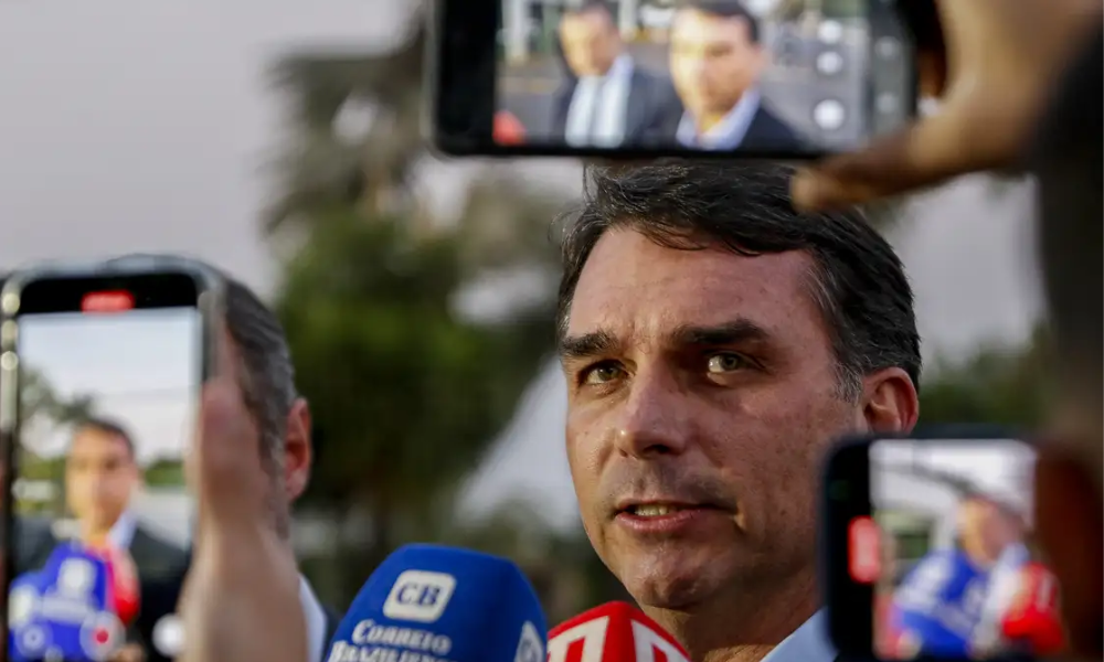 Flávio Bolsonaro reafirma pré-candidatura e minimiza post de Michelle