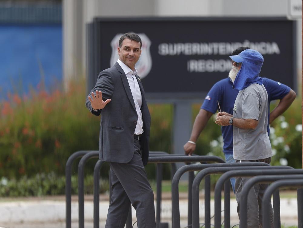 Flávio Bolsonaro viaja a Israel em busca de alianças políticas