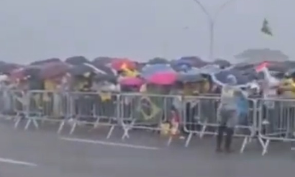 Raio atinge manifestantes bolsonaristas em Brasília durante ato de Nikolas Ferreira