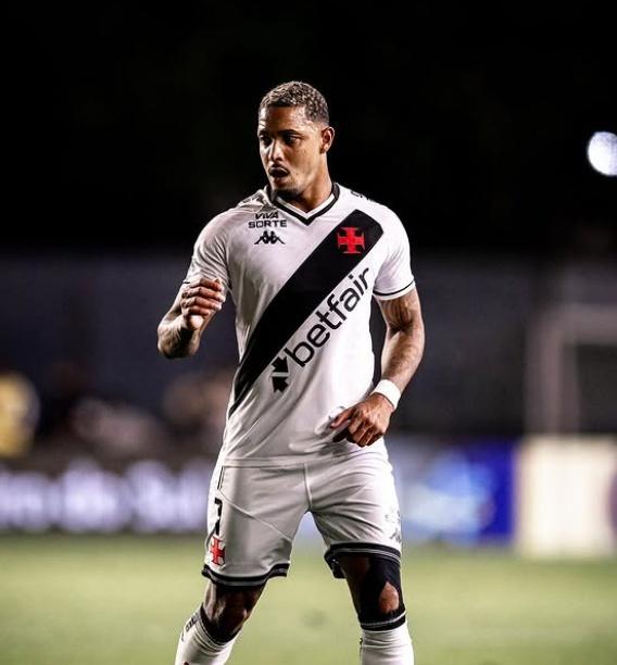 Vitória negocia retorno do atacante David para reforçar elenco